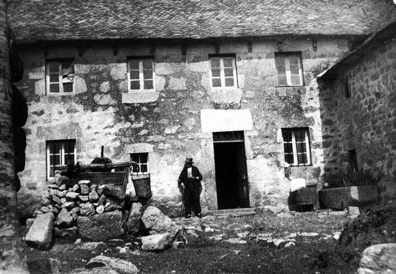 Homme devant la maison (ostal), à La Devèze [commune de ?], 1936  M.Glandières.